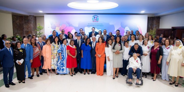 Mujeres reconocidas por el Senado