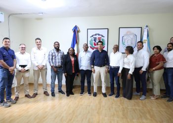 Wellington Arnaud y dirigentes sociales y empresarios de Boca Chica