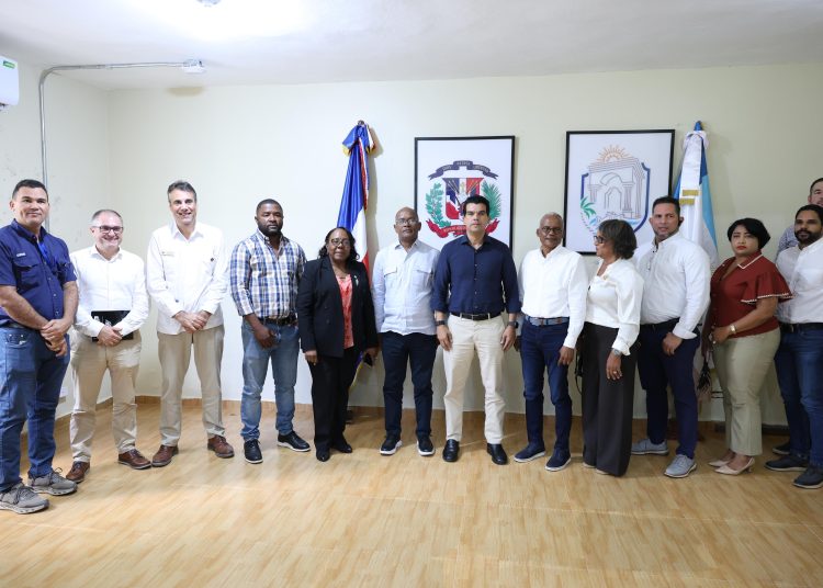 Wellington Arnaud y dirigentes sociales y empresarios de Boca Chica