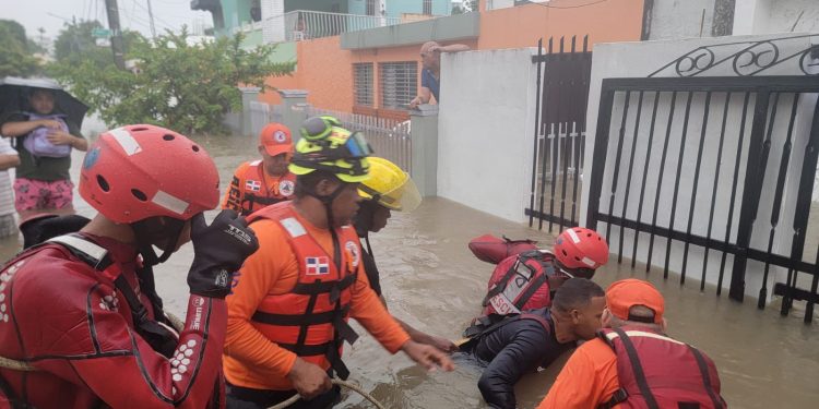 Defensa Civil rescata persona