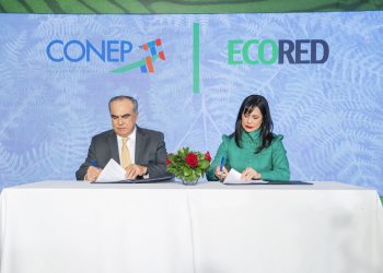 Firma Celso Juan Marranzini y Christy Luciano