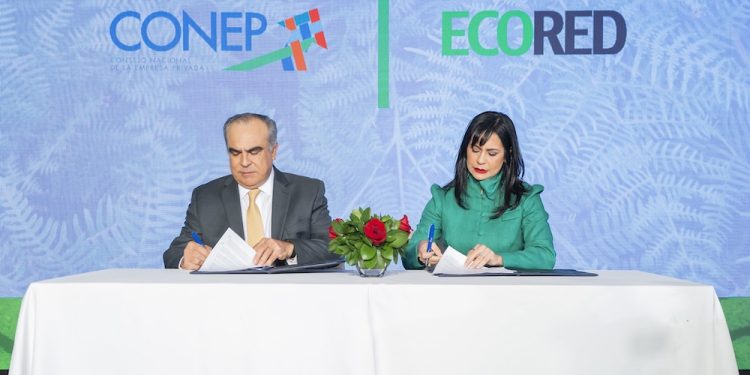 Firma Celso Juan Marranzini y Christy Luciano