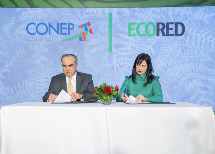 Firma Celso Juan Marranzini y Christy Luciano