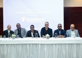 Kinito Méndez junto al nuevo Consejo Directivo de Sgacedom