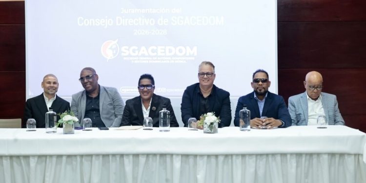 Kinito Méndez junto al nuevo Consejo Directivo de Sgacedom