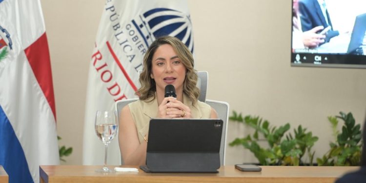 La ministra de la Mujer, Gloria Reyes, destacó el valor de las estadísticas de género para visibilizar los cuidados no remunerados y fortalecer políticas públicas equitativas. (1)