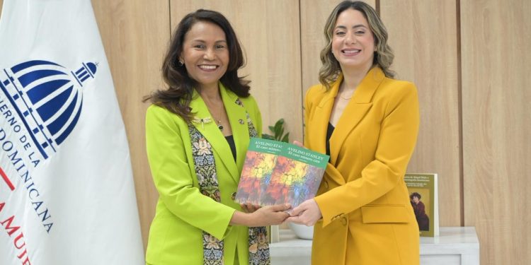 La ministra de la Mujer, Gloria Reyes, resaltó el legado histórico y vigente de Abigail Mejía durante la conmemoración de su natalicio. (1)