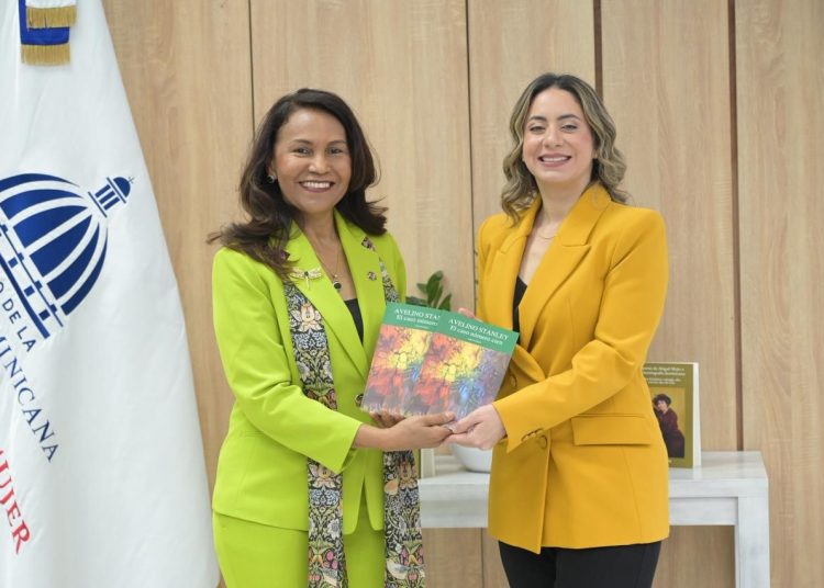 La ministra de la Mujer, Gloria Reyes, resaltó el legado histórico y vigente de Abigail Mejía durante la conmemoración de su natalicio. (1)