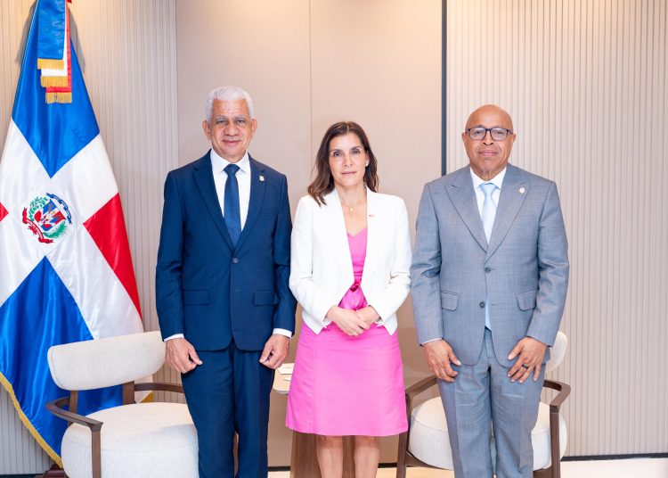 Ricardo, Embajadora y Pacheco