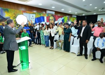 LF juramenta maestros