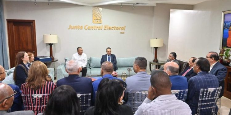 Miembros de Fopppredom y JCE Foto Fopppredom 1 800x533 1