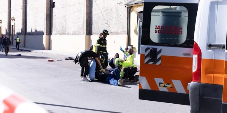 Ocho heridos cuatro graves tras atropello multiple en el centro de Modena Italia