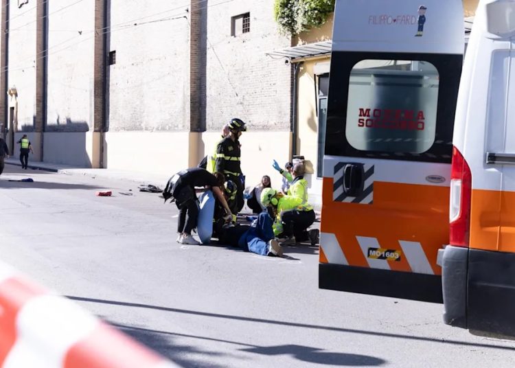Ocho heridos cuatro graves tras atropello multiple en el centro de Modena Italia