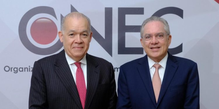 Pedro Urrutia, director de la DGII y Ernesto Martínez, presidente de la Onec