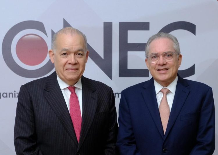 Pedro Urrutia, director de la DGII y Ernesto Martínez, presidente de la Onec