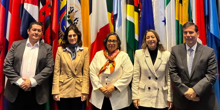 Durante su agenda en la CEPAL, la ministra Gloria Reyes sostuvo reuniones de trabajo con autoridades del organismo para abordar los sistemas de cuidado