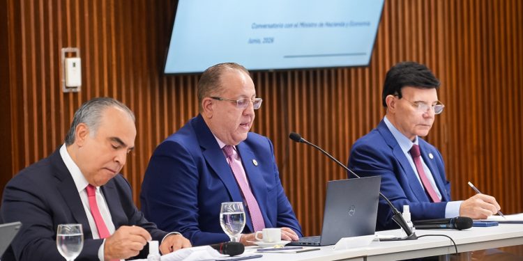Encuentro ministro Magín Díaz con el CONEP y AIRD