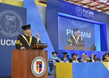 Leonardo Aguilera discruso graduación PUCMM