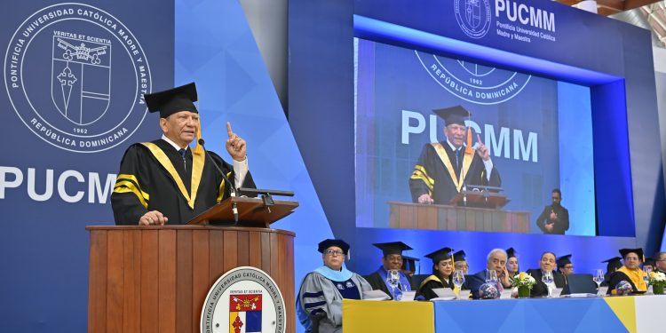 Leonardo Aguilera discruso graduación PUCMM
