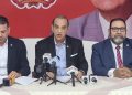 (foto) Quique Antún habla en la conferencia de prensa, junto al secretario general, Rafael Papito Cruz y el senador Ramón Rogelio Genao.