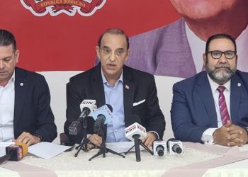 (foto) Quique Antún habla en la conferencia de prensa, junto al secretario general, Rafael Papito Cruz y el senador Ramón Rogelio Genao.