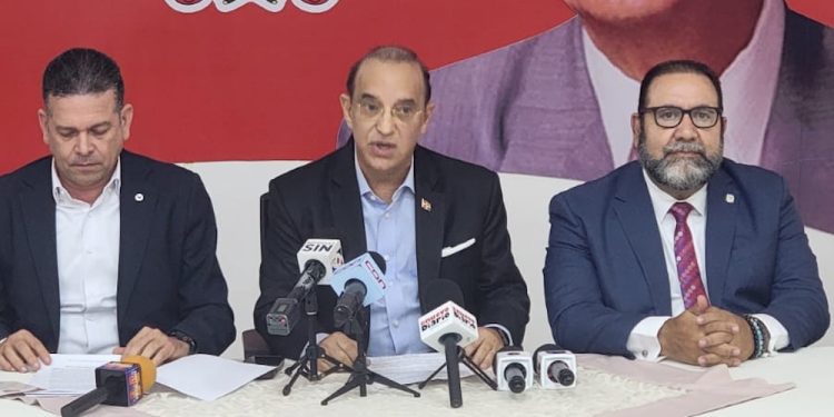 (foto) Quique Antún habla en la conferencia de prensa, junto al secretario general, Rafael Papito Cruz y el senador Ramón Rogelio Genao.
