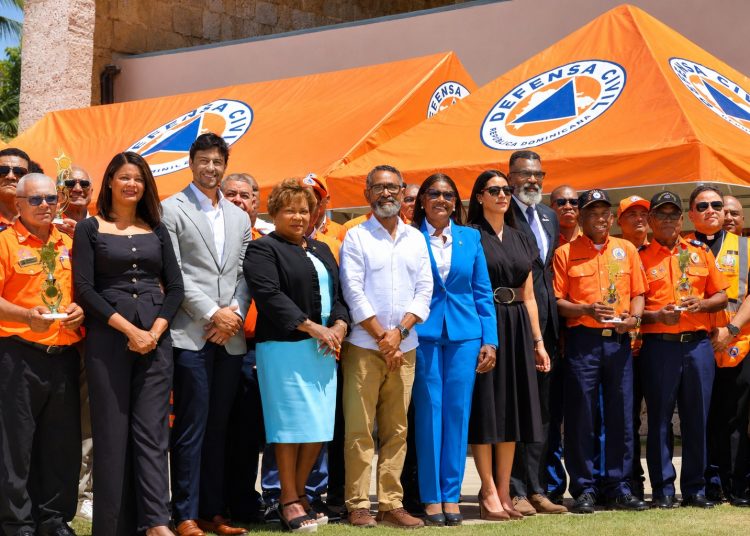 foto prensa Defensa Civil celebra 60 años (1)