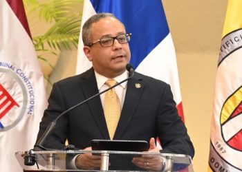 El magistrado Napoleón R. Estévez Lavandier, presidente del Tribunal Constitucional, pronuncia las palabras centrales de la sexta edición de la Cátedra Dr. Manuel Bergés Chupani Integridad Judicial.