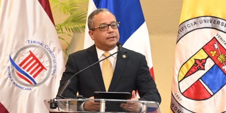 El magistrado Napoleón R. Estévez Lavandier, presidente del Tribunal Constitucional, pronuncia las palabras centrales de la sexta edición de la Cátedra Dr. Manuel Bergés Chupani Integridad Judicial.