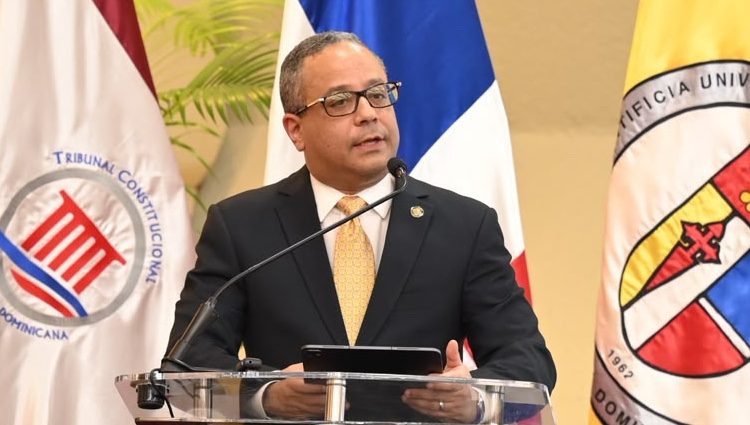 El magistrado Napoleón R. Estévez Lavandier, presidente del Tribunal Constitucional, pronuncia las palabras centrales de la sexta edición de la Cátedra Dr. Manuel Bergés Chupani Integridad Judicial.