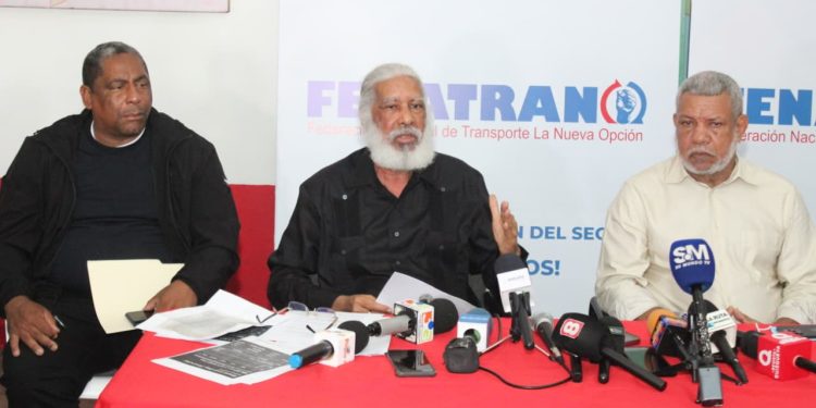 Juan Hubieres junto a miembros de la Dreción Ejecutiva de Fenatrano