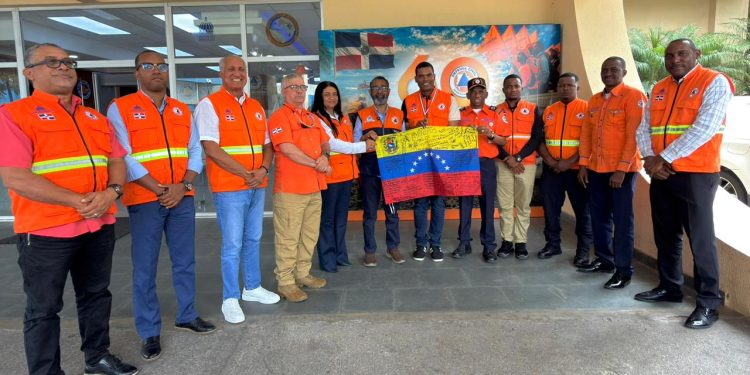 Juan Salas y Carlos Alberto Mora junto a miembros de la Defensa Civil Foto Defensa Civil