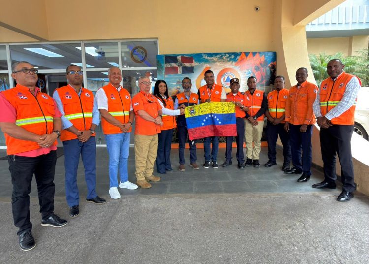 Juan Salas y Carlos Alberto Mora junto a miembros de la Defensa Civil Foto Defensa Civil