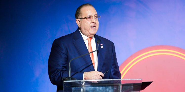 Magín Díaz participa como orador principal en el Almuerzo AMCHAMDR