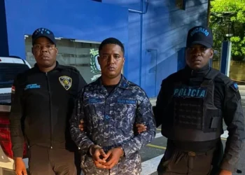 Policia Nacional entrega a la justicia al agente involucrado en la muerte de joven en sector de Herrera