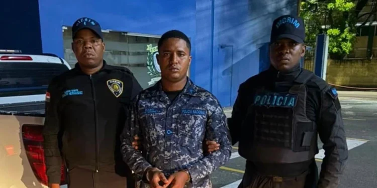 Policia Nacional entrega a la justicia al agente involucrado en la muerte de joven en sector de Herrera