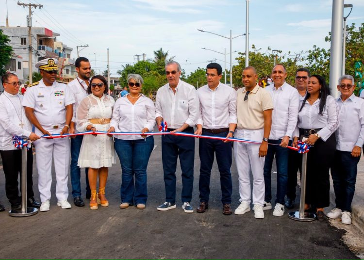 Presidente Abinader entrega la nueva playa El Faro en San Pedro de Macorís