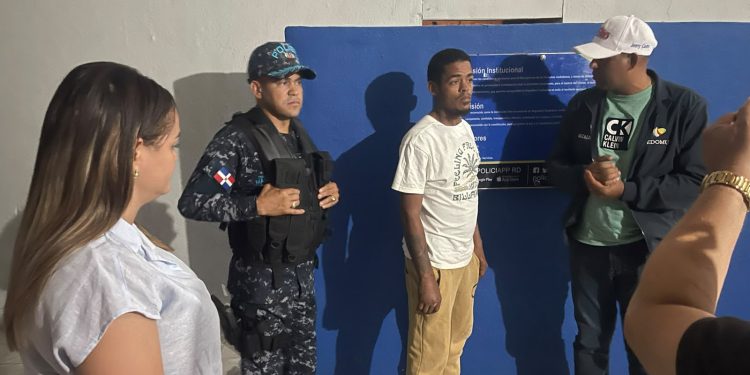 se entrega hombre por homicidio en Montecristis