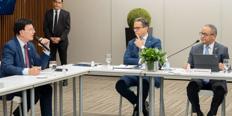 5. Magistrado Napoleón R. Estévez Lavandier y César Dargam escuchan la intervención de Julio Brache, primer vicepresidente del CONEP