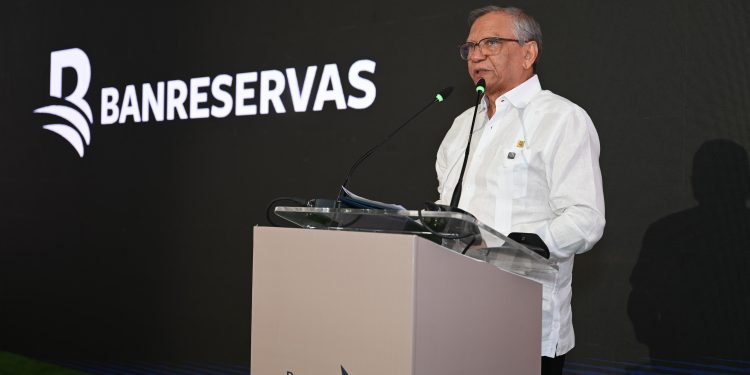 Doctor Leonardo Aguilera, presidente ejecutivo de Banreservas, durante la apertura del Welcome Center de Punta Bergantiěn.