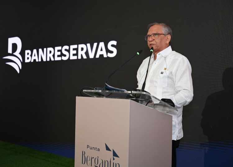 Doctor Leonardo Aguilera, presidente ejecutivo de Banreservas, durante la apertura del Welcome Center de Punta Bergantiěn.