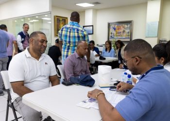 El Ministerio de Hacienda y Economía hizo entrega de cheques a miembros retirados de la PN.
