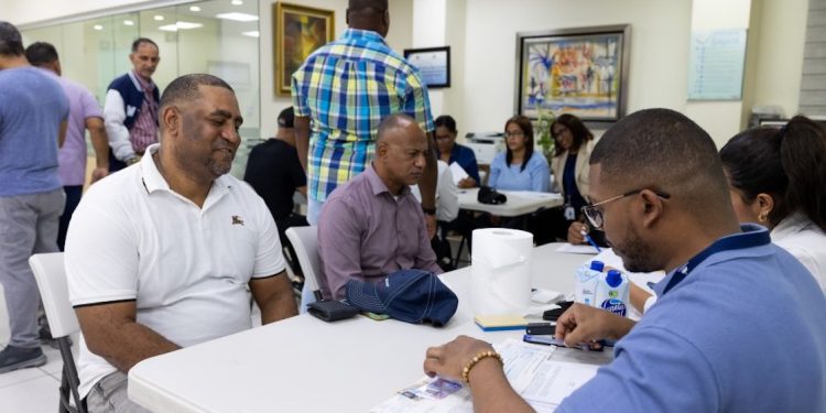 El Ministerio de Hacienda y Economía hizo entrega de cheques a miembros retirados de la PN.