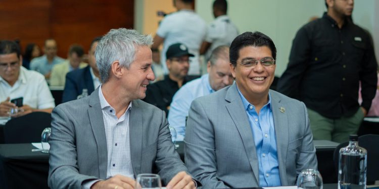 Fellito Suberví, director de la CAASD y Miguel Baruzze, del BID