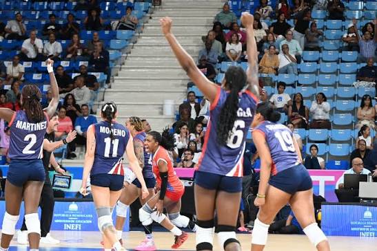 Jugadora de Cuba celebran