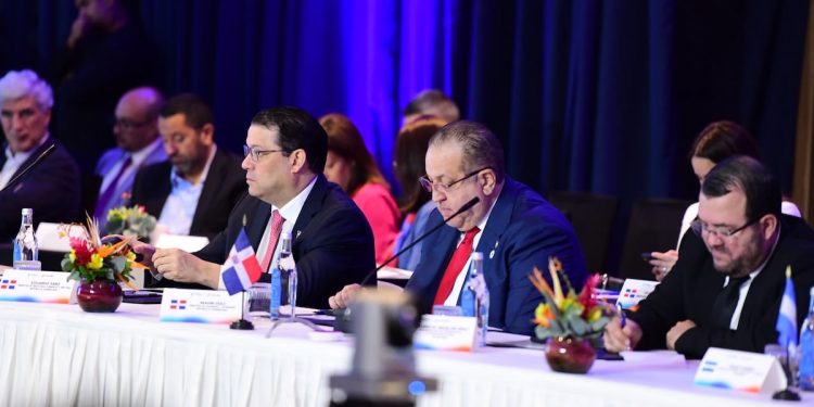 Ministros Magín Díaz y Yayo Sanz Lovatón durante su participación en el Diálogo Ministerial del BID
