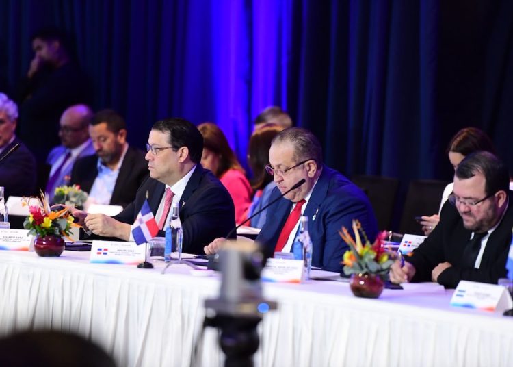 Ministros Magín Díaz y Yayo Sanz Lovatón durante su participación en el Diálogo Ministerial del BID