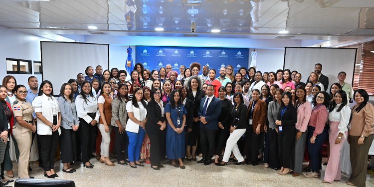 Participantes del taller Compras Sensibles al Género como Motor del Desarrollo, desarrollado por el Ministerio de la Mujer y la DGCP.