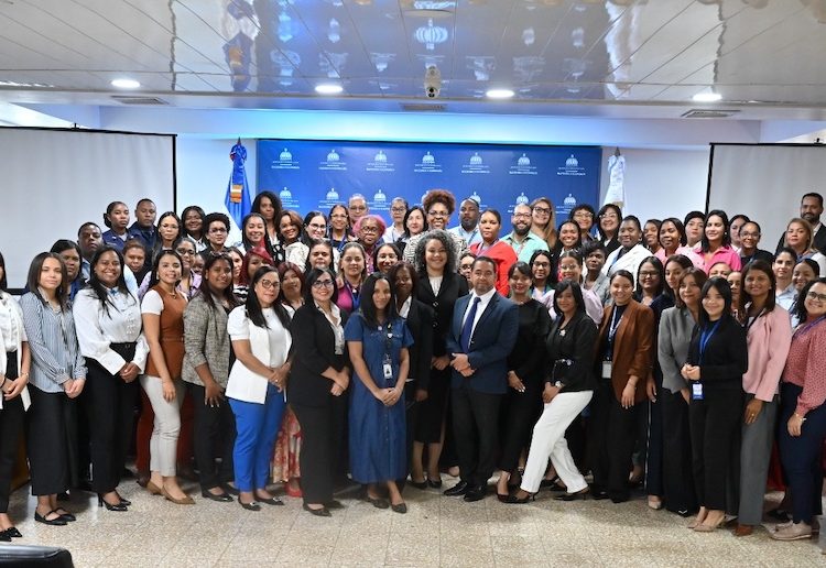 Participantes del taller Compras Sensibles al Género como Motor del Desarrollo, desarrollado por el Ministerio de la Mujer y la DGCP.