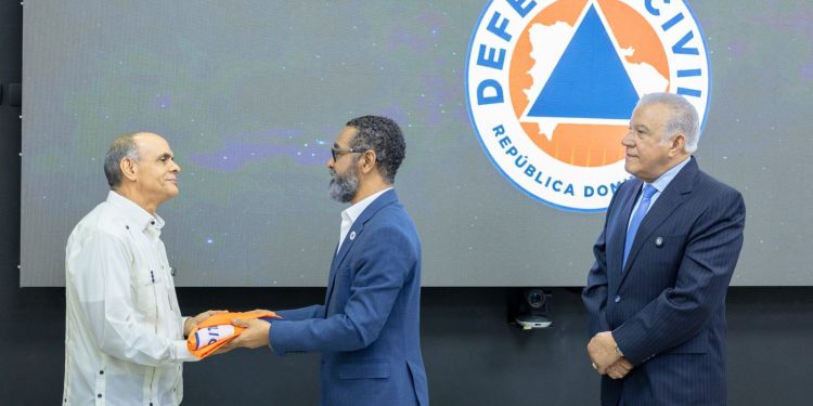 Paulino recibe bandera de Salas Paulino recibe bandera de Salas